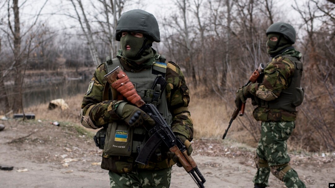 Binh sĩ Ukraine gác gần một cây cầu trên sông Siverskiy Donets 