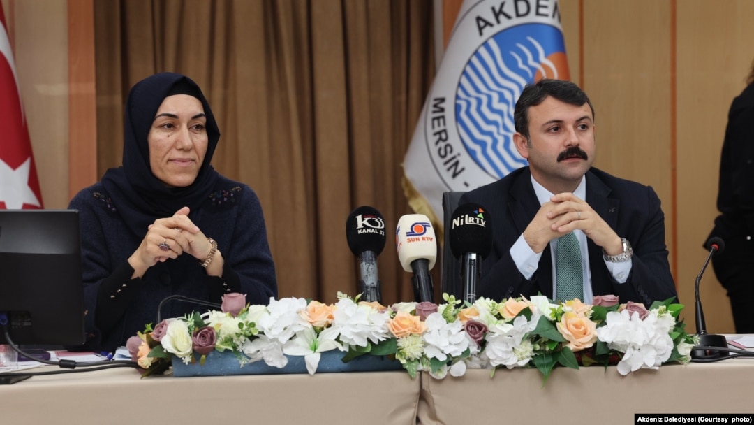 Mersin Akdeniz Belediyesi Eş Başkanları Hoşyar Sarıyıldız ve Nuriye Aslan bu sabah gözaltına alındı.