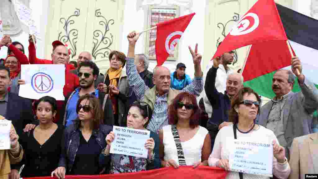 Une manifestation en solidarité avec les victimes des attaques meurtrières à Paris, à Tunis, Tunisie, 16 novembre 2015