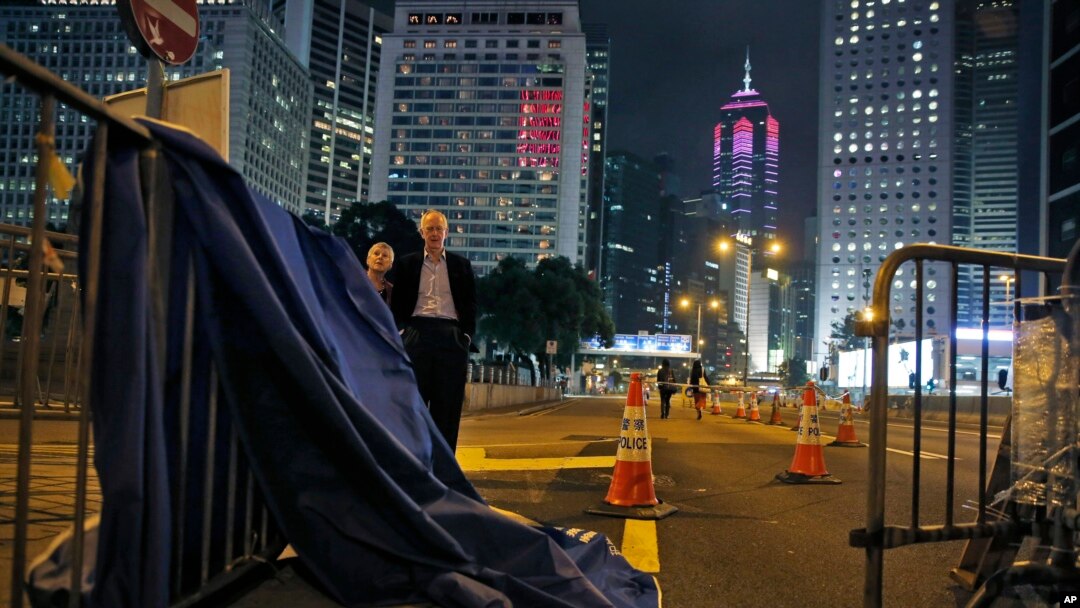 Muy pocas personas continúan en las calles de Hong Kong en protesta por la falta de medidas más democráticas en la ex-colonia británica.