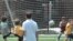 Anak-anak Amerika ini bermain sepakbola di sebuah lapangan di Washington, DC.