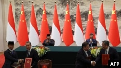 CPresiden China Xi Jinping dan Presiden RI Prabowo Subianto (kiri) menyaksikan penandatanganan sejumlah nota kesepahaman di Aula Agung Rakyat di Beijing, China, Sabtu, 9 November 2024. (Foto: Florence Lo/Pool/AFP)