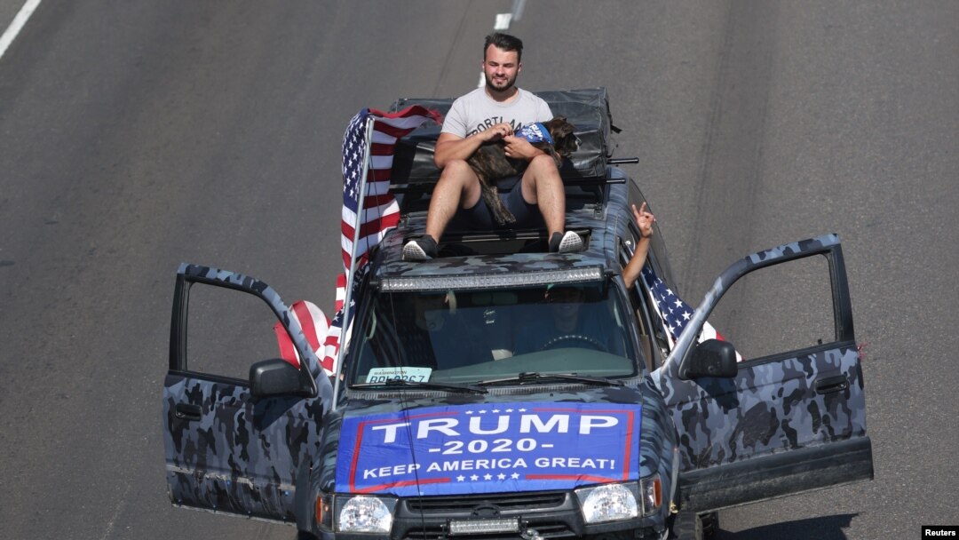 Para pendukung Presiden Donald Trump sedang pawai kendaraan untuk menghormati Aaron J. Danielson, pendukung kelompok Patriot Prayer, yang ditembak mati di Portland, Oregon, di Oregon City, Senin, 7 September 2020. (Foto: Reuters)