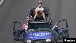 Para pendukung Presiden Donald Trump sedang pawai kendaraan untuk menghormati Aaron J. Danielson, pendukung kelompok Patriot Prayer, yang ditembak mati di Portland, Oregon, di Oregon City, Senin, 7 September 2020. (Foto: Reuters)