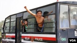 Para mahasiswa Tibet ini dibawa dalam bus tahanan polisi New Delhi setelah aksi demonstrasi mereka di depan Kedutaan Tiongkok (2/11).