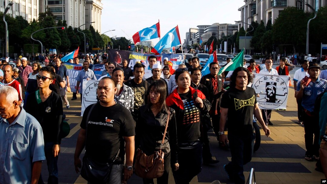 Para pendukung pemimpin oposisi Malaysia Anwar Ibrahim berbaris menuju mahkamah agung di Putrajaya, Malaysia (10/2). (AP/Joshua Paul)