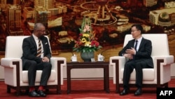 英国外相祁湛明 (左)和中国国家副主席韩正于2023年8月30日在北京人民大会堂出席会议