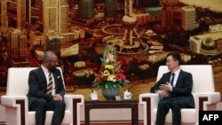 英國外相祁湛明 (圖左，James Cleverly，又譯詹姆斯·克萊弗利）和中國國家副主席韓正於 2023 年 8 月 30 日在北京人民大會堂出席會議。