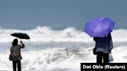 Wisatawan menyaksikan ombak tinggi di Pantai Parangtritis Yogyakarta, 19 Mei 2007. (Foto: REUTERS/Dwi Oblo)