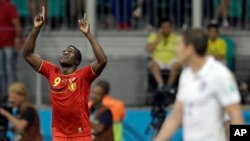 El delantero belga Romelu Lukaku celebra su gol en la victoria 2-1 de su equipo sobre EE.UU.