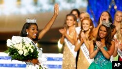 Miss Nueva York Nia Franklin reacciona tras ser elegida Miss America 2019, el domingo, 9 de septiembre de 2018, en Atlantic City, Nueva Jersey. 