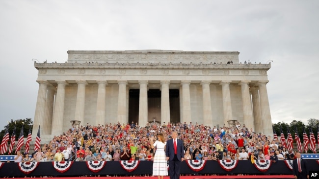美国总统特朗普和第一夫人梅拉尼亚在独立日庆典上。2019年7月4日