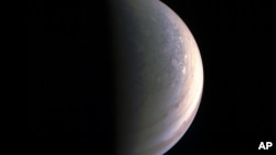 El agua del océano está protegida por una capa de hielo de grosor desconocido. La NASA captó las emisiones mientras observaban un extremo de la luna al pasar delante de Júpiter.