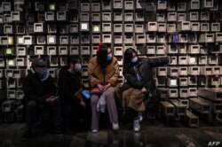 La gente se hace un selfie en un centro comercial en Wuhan, provincia de Hubei, China, el 22 de enero de 2021.