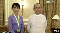 Pemimpin demokrasi Birma, Aung San Suu Kyi (kiri) dan Presiden Birma Thein Sein di Naypyidaw (foto: dok).