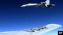 Ndege ya kijeshi ya Marekani, RC-135 wakati ikiruka katika anga za kimataifa kupita eneo la Baltic Sea ikichokozwa na ndege ya kivita ya Russia SU-27 jet, June 19, 2017. 