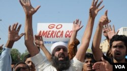 Warga Pakistan melakukan aksi protes anti-Amerika yang menuduh badan intelijen Pakistan mendukung pemberontak menyerang kantor-kantor Amerika di Pakistan (23/9).