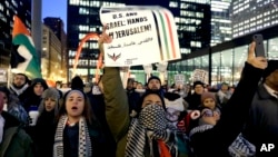 Warga berkumpul di Federal Plaza untuk memprotes keputusan Presiden Donald Trump mengakui Yerusalem sebagai Ibu Kota Israel, 7 Desember 2017. 