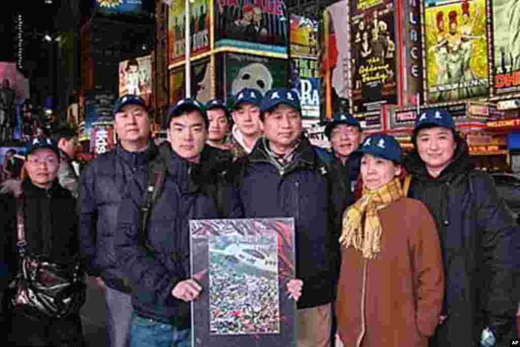 中国民主党成员于纽约时报广场声援茉莉花革命