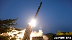 북한이 30일 단거리 탄도미사일로 추정되는 발사체 사진을 공개했다.