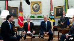 El presidente Donald Trump habla durante una reunión con el primer ministro israelí Benjamin Netanyahu en la Oficina Oval en la Casa Blanca en Washington el lunes, 27 de enero de 2020.