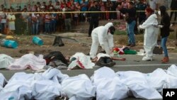 Los cuerpos en bolsas para cadáveres se colocan a un costado de la carretera después de un accidente en Tuxtla Gutiérrez, estado de Chiapas, México, el 9 de diciembre de 2021. 