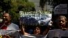 Un grupo se manifiesta frente al hospital infantil J.M. de los Ríos, en Caracas, Venezuela, con un cartel que reza: "Emergencia humanitaria".