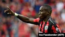 L'attaquant français de Leverkusen Moussa Diaby après un but marqué lors du match contre le Borussia Moenchengladbach à Leverkusen, en Allemagne, le 21 août 2021. 
