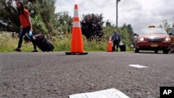 Migrantes cruzan desde Roxham Road en Champlain, Nueva York, a una estación fronteriza no oficial frente a Saint-Bernard-de-Lacolle, Quebec, Canadá, el 7 de agosto de 2017.