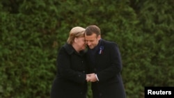 Tổng thống Emmanuel Macron (phải) và Thủ tướng Đức Angela Merkel ở Compie2gne, Pháp, ngày 10 tháng 11, 2018