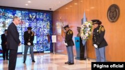 El vicesecretario general de la ONU, Jan Eliasson durante una ceremonia en honor del 13 aniversario del ataque con bomba de 2003 a la sede de la ONU en Bagdad, que causó la muerte a 22 personas entre ellos el enviado especial de la ONU Sergio Vieira de Mello.