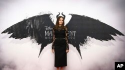 Angelina Jolie posa para los fotógrafos en el estreno de su nueva película en Londres.