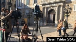 Periodistas se apostan frente a la Generalitat, sede del gobierno regional catalán en Barcelona, España, el martes, 19 de diciembre de 2017.