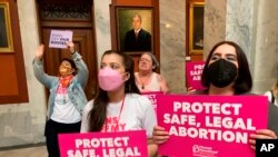 Les partisans du droit à l'avortement scandent leurs objections au Kentucky Capitol le 13 avril 2022 à Frankfort, Kentucky.