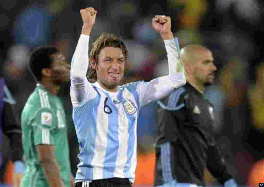 Argentina's Gabriel Heinze celebrates at the end of the World Cup group B soccer match between Argentina and Nigeria at Ellis Park Stadium in Johannesburg, South Africa, on Saturday, June 12, 2010. (AP Photo/Martin Meissner)