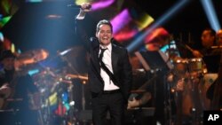 Los honores comenzaron a entregarse el miércoles con el premio persona del año para Marc Anthony y los galardones a la excelencia musical y del consejo directivo que recibieron una docena de artistas.