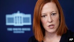 La portavoz de la Casa Blanca, Jen Psaki, conversa con los periodistas durante la rueda de prensa del 5 de marzo de 2021.