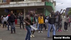 Raia wa Afrika kusini wanashambulia maduka ya wahamiaji na kuchukua mali zao