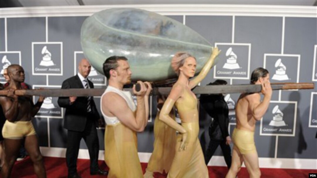 Penyanyi Lady Gaga tiba di acara Grammy Awards, Minggu (2/13) di Los Angeles.