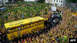 Les joueurs et supporters du Borussia Dortmund célébrant le trophée de la coupe d'Allemagne à Dortmund le 28 mai 2017 / AFPPHOTO / Sascha Schuermann