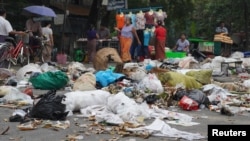 Rác rưởi chất đống ở thành phố Yangon, Myanmar, 30/3/2021.