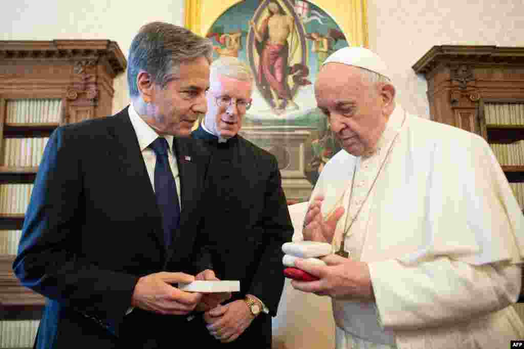 رد و بدل کردن هدیه در جریان دیدار آنتونی بلینکن، وزیر امورخارجه آمریکا با پاپ فرانسیس در واتیکان