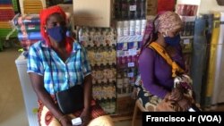 Duas mulheres deslocadas esperam pelos seus produtos numa loja contratada pela ONU para fornecer produtos aos que fogem da violência armada no norte de Cabo Delgado. Moçambique