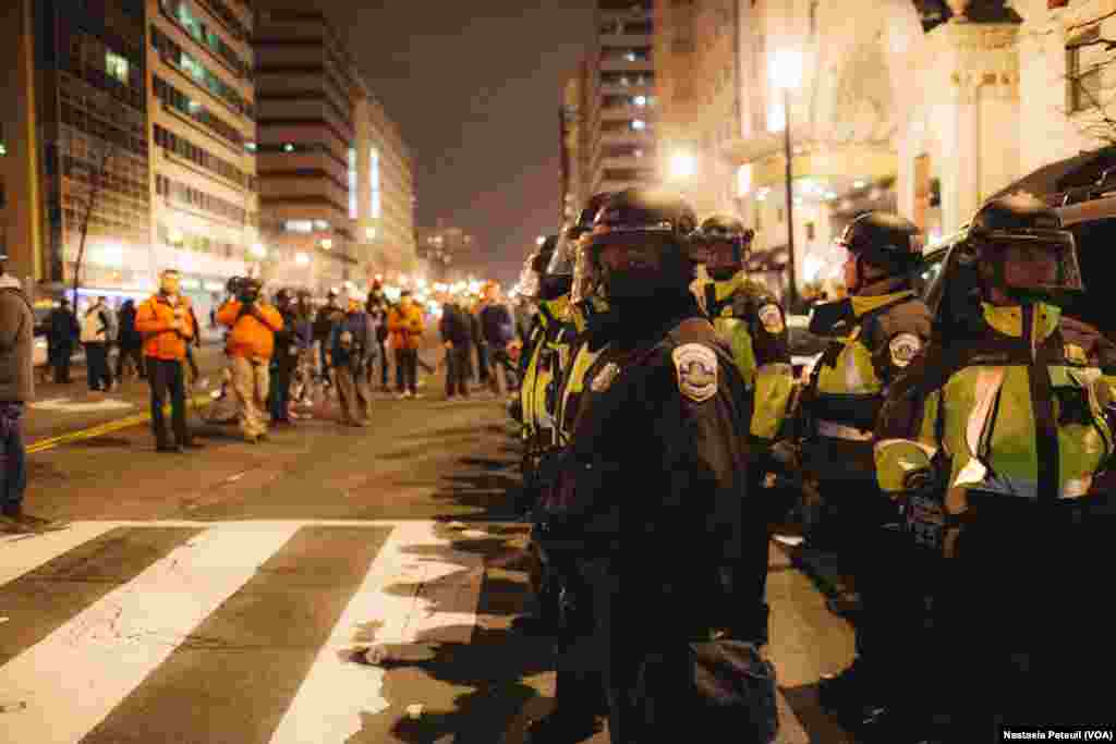 Sur la place Franklin, des militants anti-trump se sont faits repousser par la police, à Washington DC, le 20 janvier 2017. (VOA/Nastasia Peteuil)