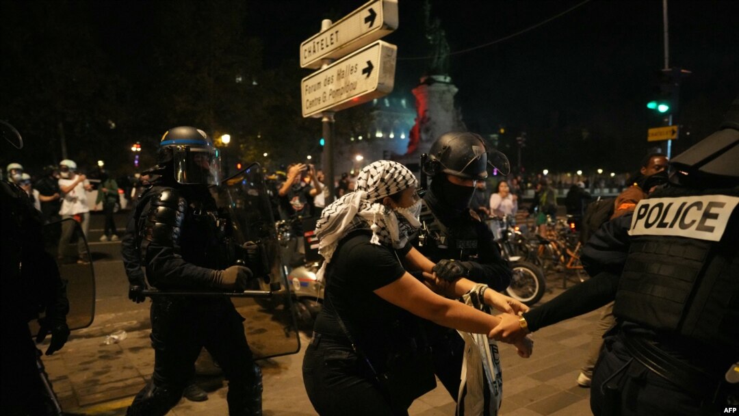 Протестующий задержан французской полицией во время несанкционированной демонстрации в поддержку палестинцев на площади Республики в Париже 12 октября 2023 года.