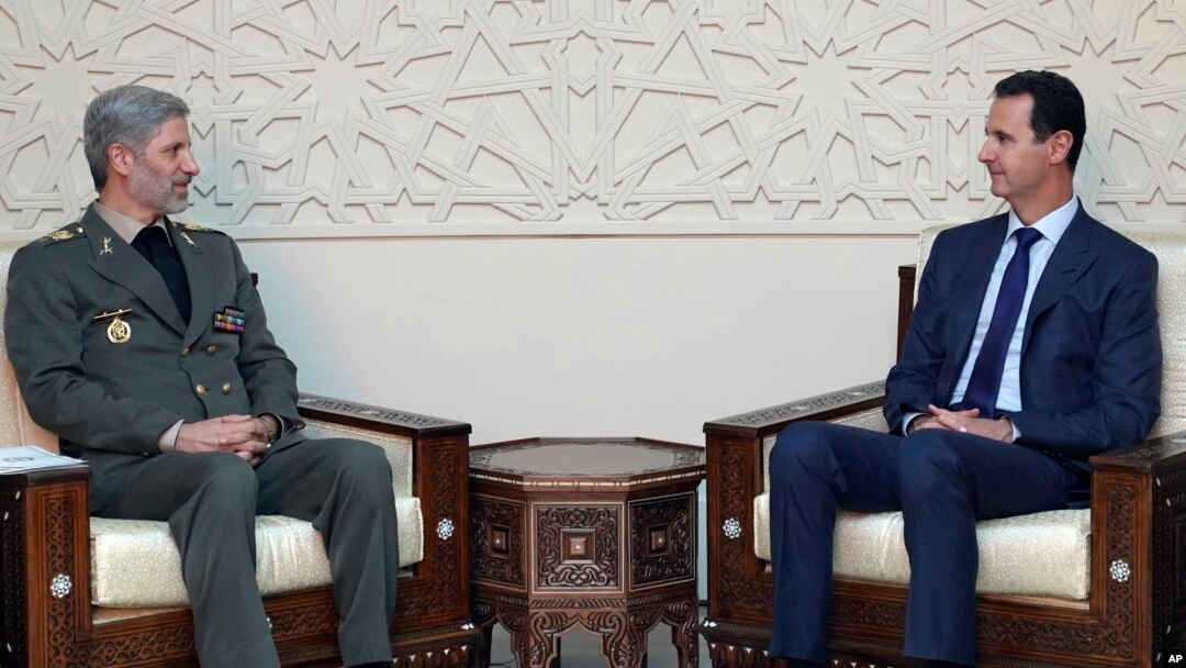 Menteri Pertahanan Iran Amir Hatami (kiri) bertemu Presiden Suriah Bashar al-Assad di Damaskus, Minggu (26/8). 