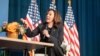 La vicepresidenta de los EEUU, Kamala Harris, participa en una discusión moderada sobre la salud reproductiva con la ex funcionaria de la administración Trump Olivia Troye y la defensora de los derechos reproductivos Amanda Stratton, en Michigan, EEUU, el 17 de julio de 2024.