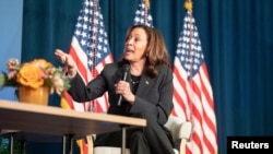 La vicepresidenta de los EEUU, Kamala Harris, participa en una discusión moderada sobre la salud reproductiva con la ex funcionaria de la administración Trump Olivia Troye y la defensora de los derechos reproductivos Amanda Stratton, en Michigan, EEUU, el 17 de julio de 2024.