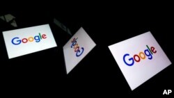 تصویری از آرم گوگل، شرکت فناوری آمریکایی و خدمات مرتبط اینترنتی، که در نمایشگاهی در پاریس به نمایش گذاشته شده است. ۱۸ فوریه ۲۰۱۹