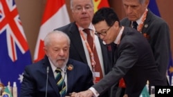 Presiden Brazil Luiz Inacio Lula da Silva berbincang dengan para penasihatnya sebelum sesi kedua pertemuan para pemimpin kelompok G20 di Bharat Mandapam, New Delhi, India, Sabtu, 9 September 2023. (Foto: Ludovic Marin/Pool/AFP)